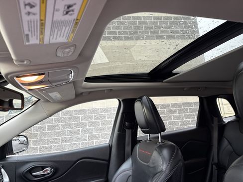 Used 2017 Jeep Cherokee Trailhawk w/ Comfort/Convenience Group image 36