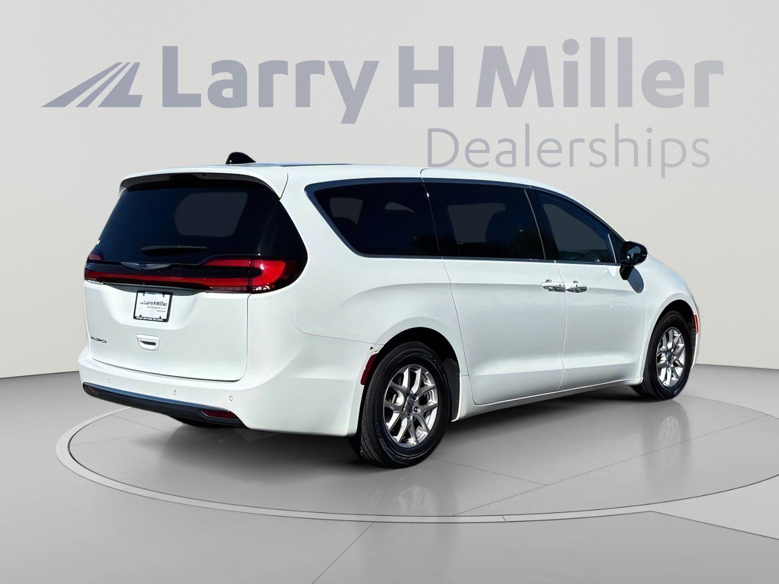 Used 2025 Chrysler Pacifica Select FWD image 6