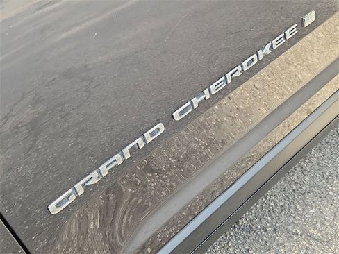 Used 2023 Jeep Grand Cherokee L Limited w/ Luxury Tech Group II image 32