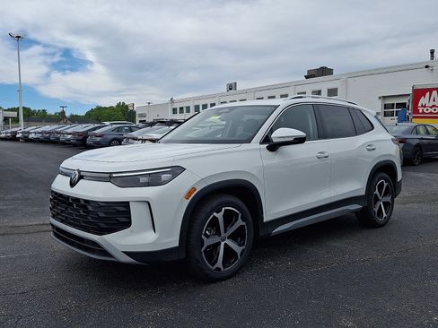 New 2026 Volkswagen Tiguan SE FWD image 2