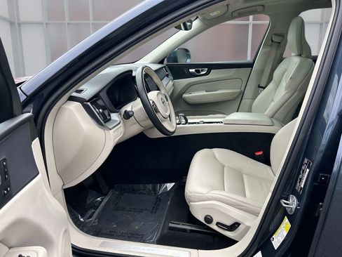 Used 2023 Volvo XC60 B5 Core image 11