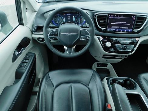 Used 2023 Chrysler Pacifica Touring-L image 16