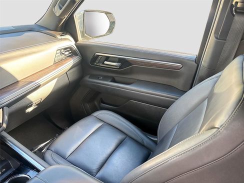 Used 2025 Chevrolet Suburban Z71 AWD/4WD image 24