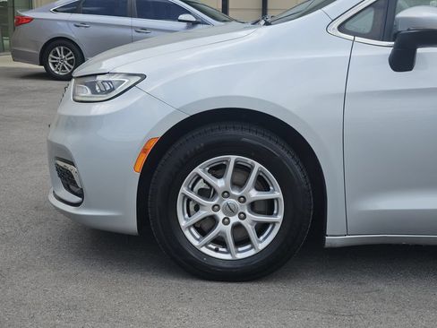 Used 2023 Chrysler Pacifica Touring-L FWD image 6