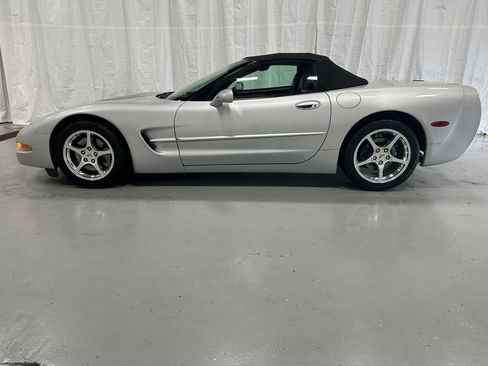 Used 2001 Chevrolet Corvette Convertible w/ Preferred Equipment Group2 RWD image 11