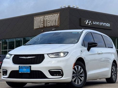 Used 2024 Chrysler Pacifica Limited FWD image 1