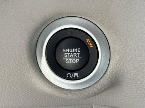 Used 2024 Chrysler Pacifica Limited FWD image 28
