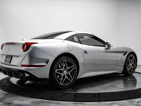 Used 2016 Ferrari California T image 21