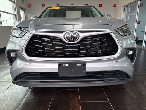 Used 2024 Toyota Highlander LE AWD/4WD image 2