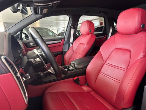 Certified 2023 Porsche Cayenne Platinum Edition image 5