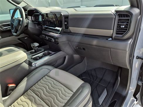 Used 2025 Chevrolet Silverado 1500 ZR2 w/ Technology Package image 17
