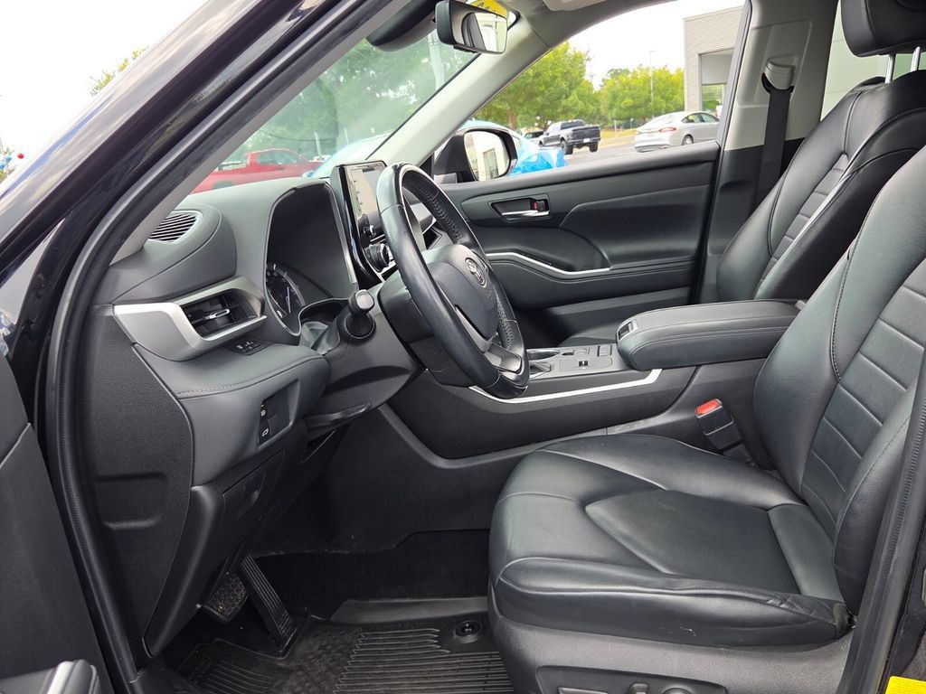 Used 2022 Toyota Highlander XLE FWD image 3