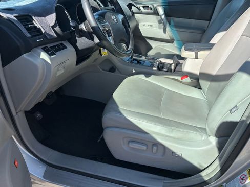 Used 2012 Toyota Highlander SE w/ Tow Pkg image 15