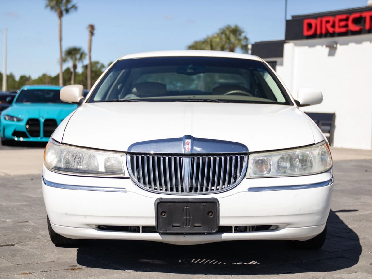 Used 2000 Lincoln Town Car Executive RWD image 4