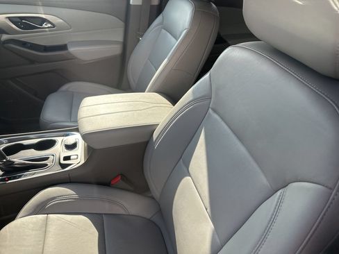Used 2019 Chevrolet Traverse LT w/ LT Premium Package FWD image 2