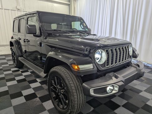 Used 2025 Jeep Wrangler Unlimited Sahara image 5