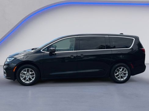 Used 2023 Chrysler Pacifica Touring-L FWD image 7