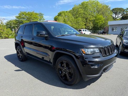 Used 2019 Jeep Grand Cherokee Laredo image 3