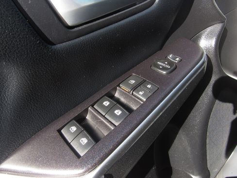 Used 2016 Toyota Camry image 20