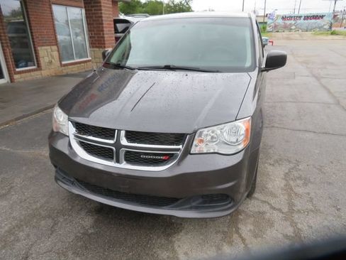 Used 2018 Dodge Grand Caravan SE w/ UConnect Hands-Free Group FWD image 2