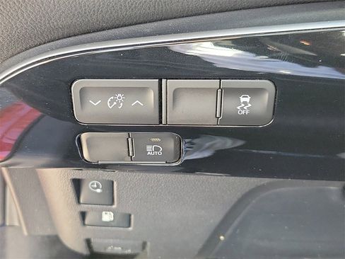 Used 2022 Toyota Prius Prime LE image 28