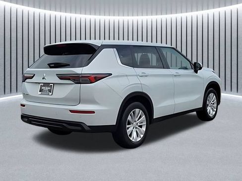 Used 2025 Mitsubishi Outlander ES FWD image 6