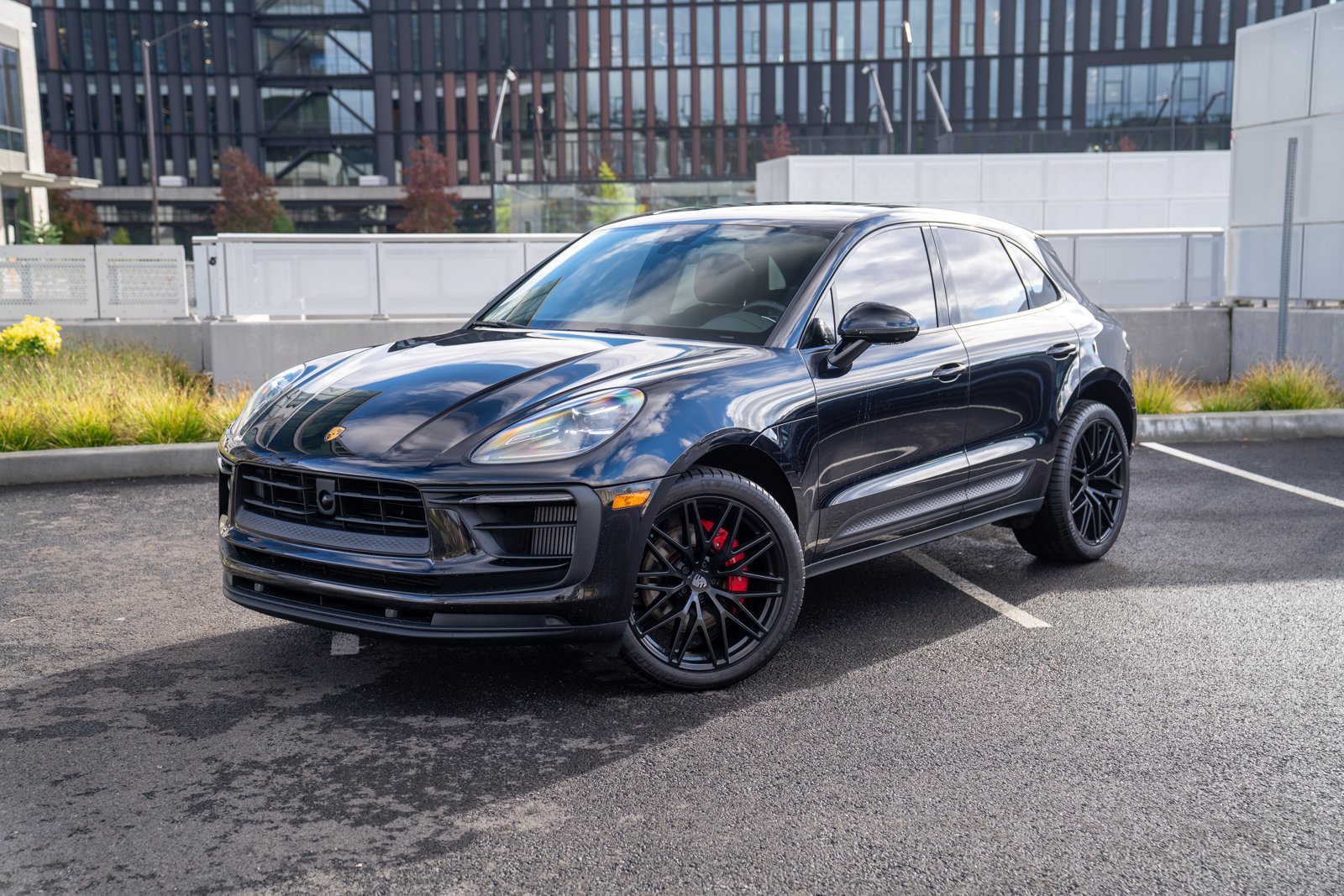 Certified 2023 Porsche Macan S AWD/4WD image 1