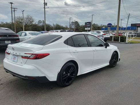 Used 2025 Toyota Camry SE image 3