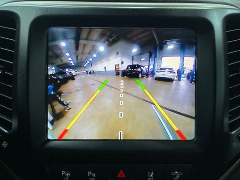 Used 2018 Jeep Cherokee Limited w/ Technology Group image 11