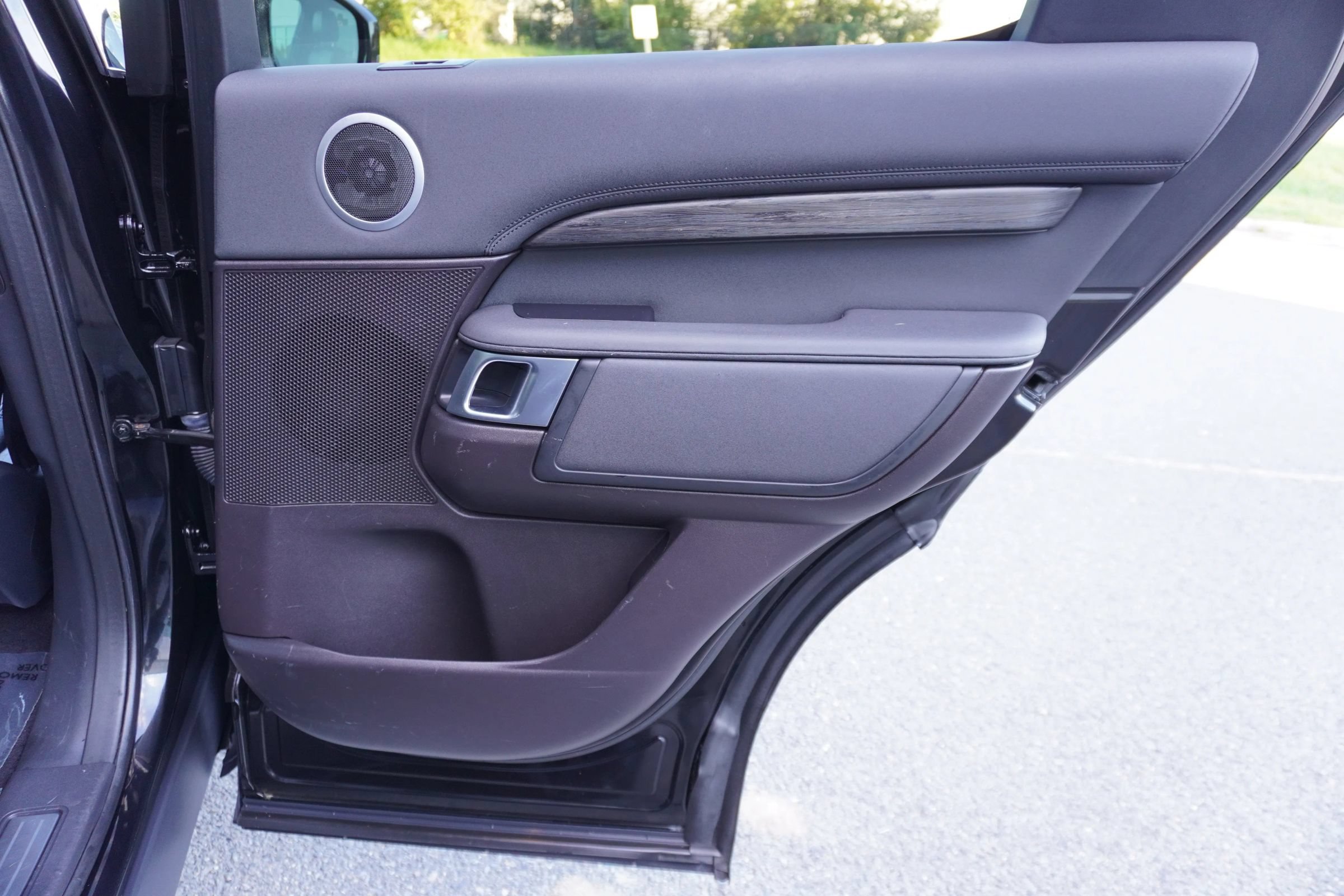 Used 2018 Land Rover Discovery HSE AWD/4WD image 18