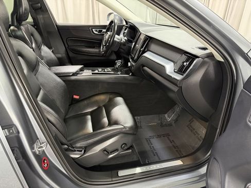 Used 2018 Volvo XC60 T5 Momentum w/ Vision Package image 7