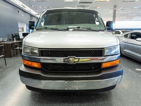 Used 2017 Chevrolet Express 3500 Extended RWD image 2