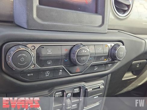 Used 2019 Jeep Wrangler Unlimited Sahara AWD/4WD image 10