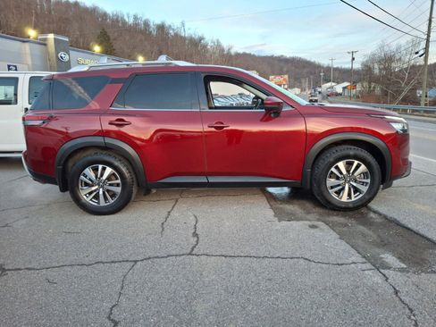 Used 2023 Nissan Pathfinder SL image 3