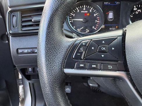 Used 2019 Nissan Rogue SV image 10