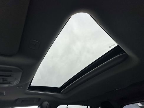 Used 2023 Toyota Highlander Limited image 32