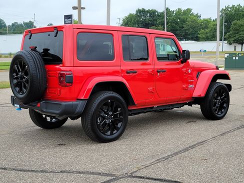 Used 2024 Jeep Wrangler Unlimited Sahara w/ Technology Group AWD/4WD image 4