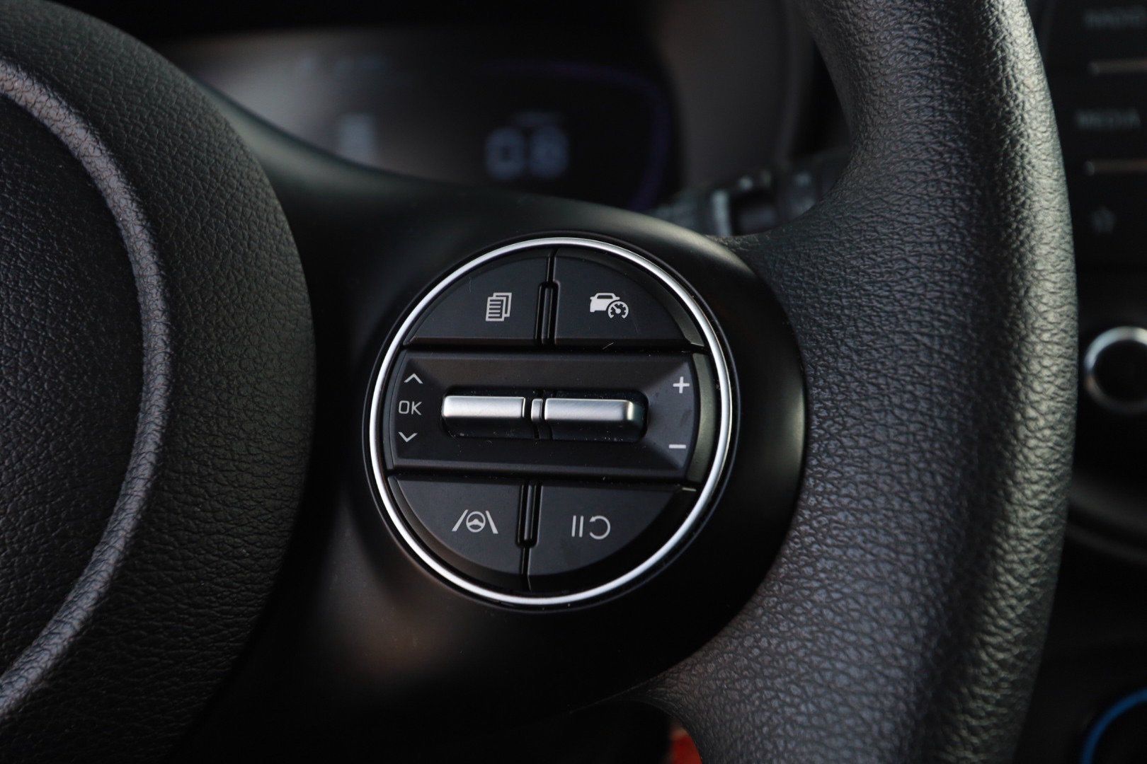 Used 2025 Kia Soul LX w/ LX Technology Package FWD image 12
