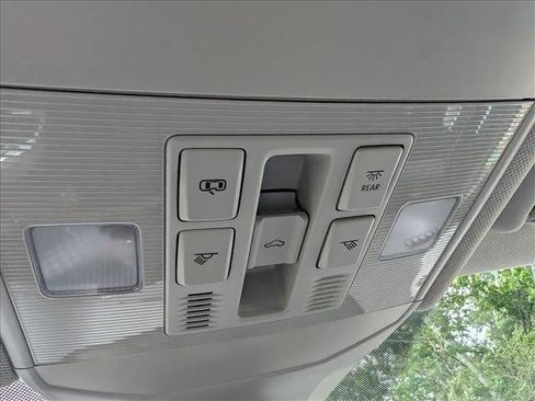 Certified 2025 Volkswagen Jetta SE w/ Sunroof Package FWD image 39