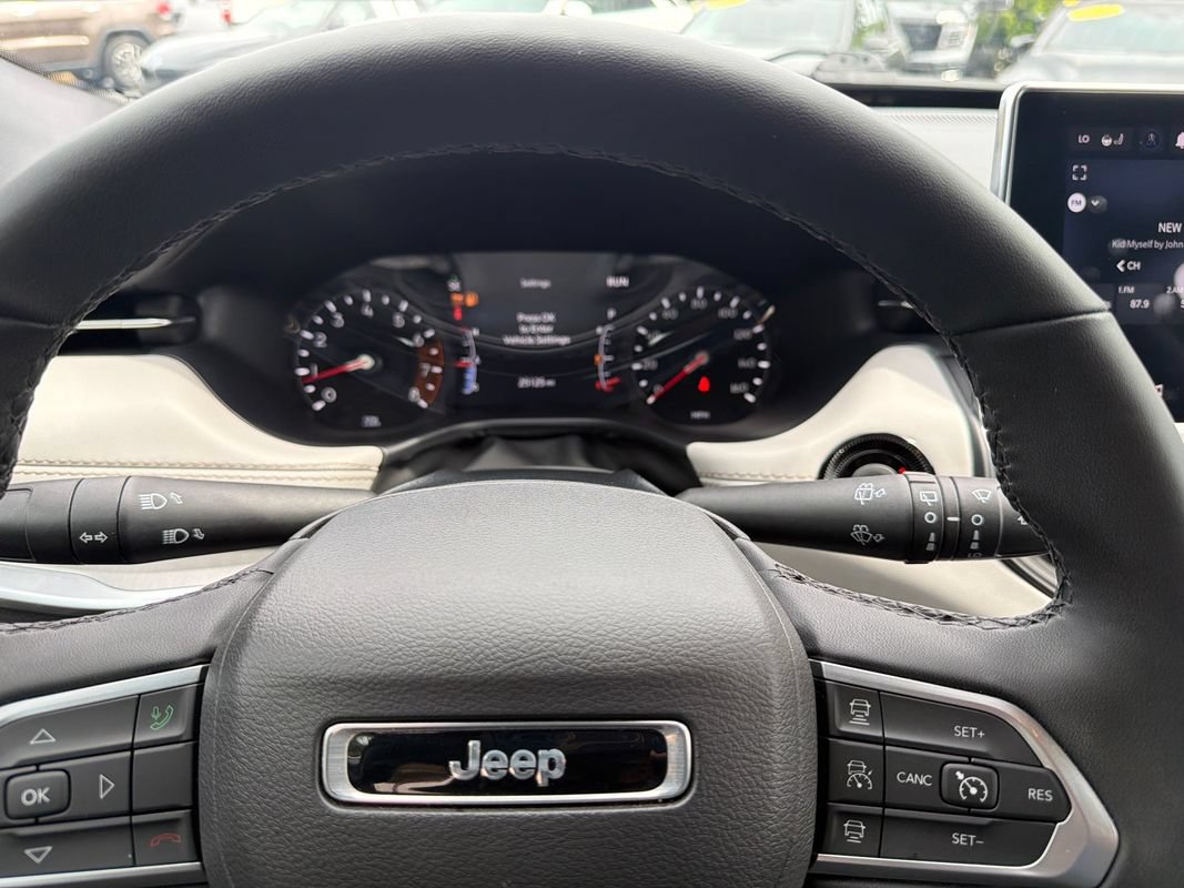 Used 2025 Jeep Compass Limited AWD/4WD image 13