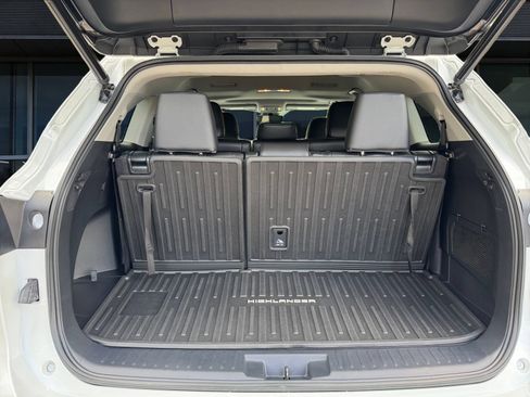 Used 2023 Toyota Highlander XLE AWD/4WD image 12