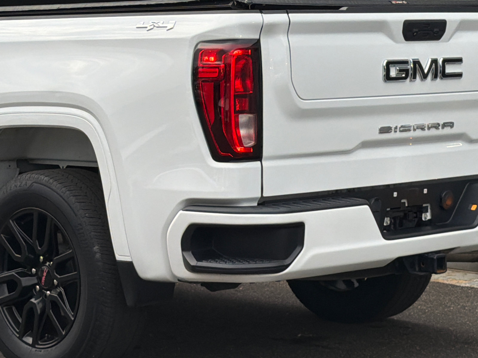 Used 2022 GMC Sierra 1500 Elevation w/ LPO, Elevation Black Package AWD/4WD image 10