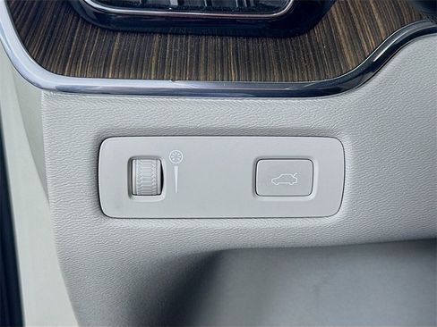 Used 2022 Volvo XC60 B5 Momentum w/ Climate Package image 21