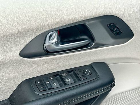 Used 2024 Chrysler Pacifica Touring-L FWD image 18