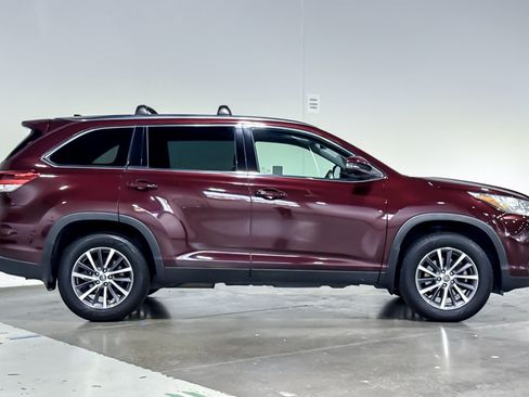 Used 2019 Toyota Highlander XLE w/ Carpet Mat Package (TMS) AWD/4WD image 8