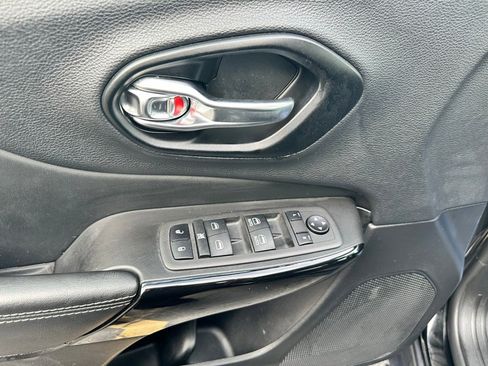 Used 2023 Jeep Cherokee Altitude Lux image 6