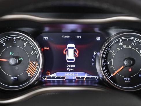 Used 2015 Jeep Cherokee Trailhawk w/ Comfort/Convenience Group image 17