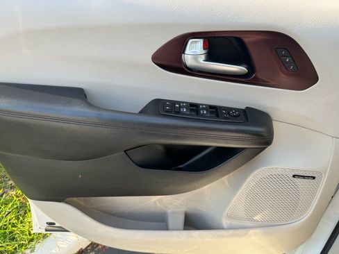 Used 2017 Chrysler Pacifica Limited image 18