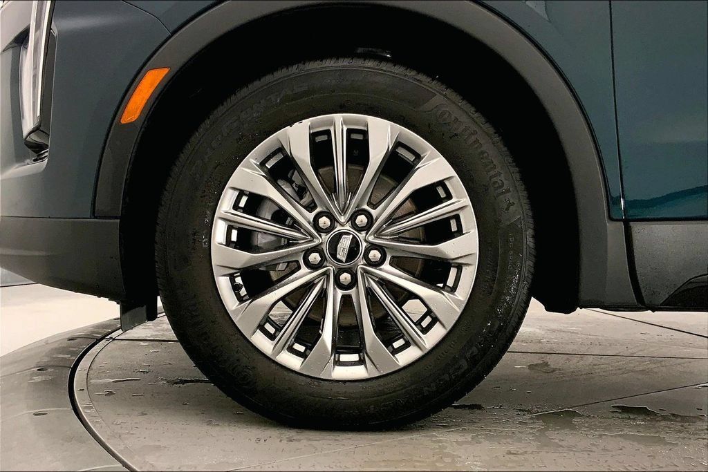 Used 2024 Cadillac XT4 Premium Luxury w/ Cold Weather Package FWD image 8