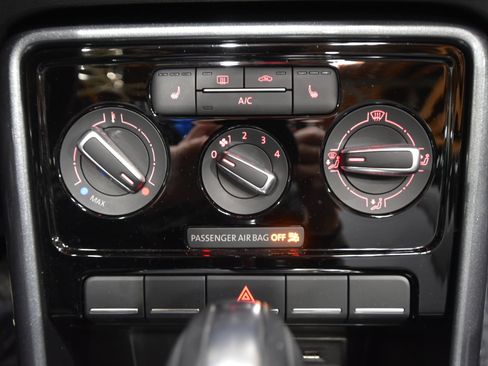 Used 2018 Volkswagen Beetle 2.0T image 34